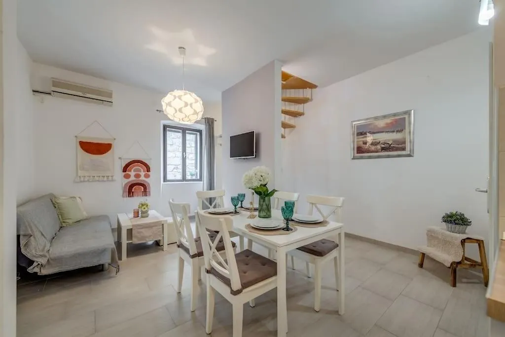 3 Bedrooms Charming Stone House In Old Town Trogir 0*,  Horvátország